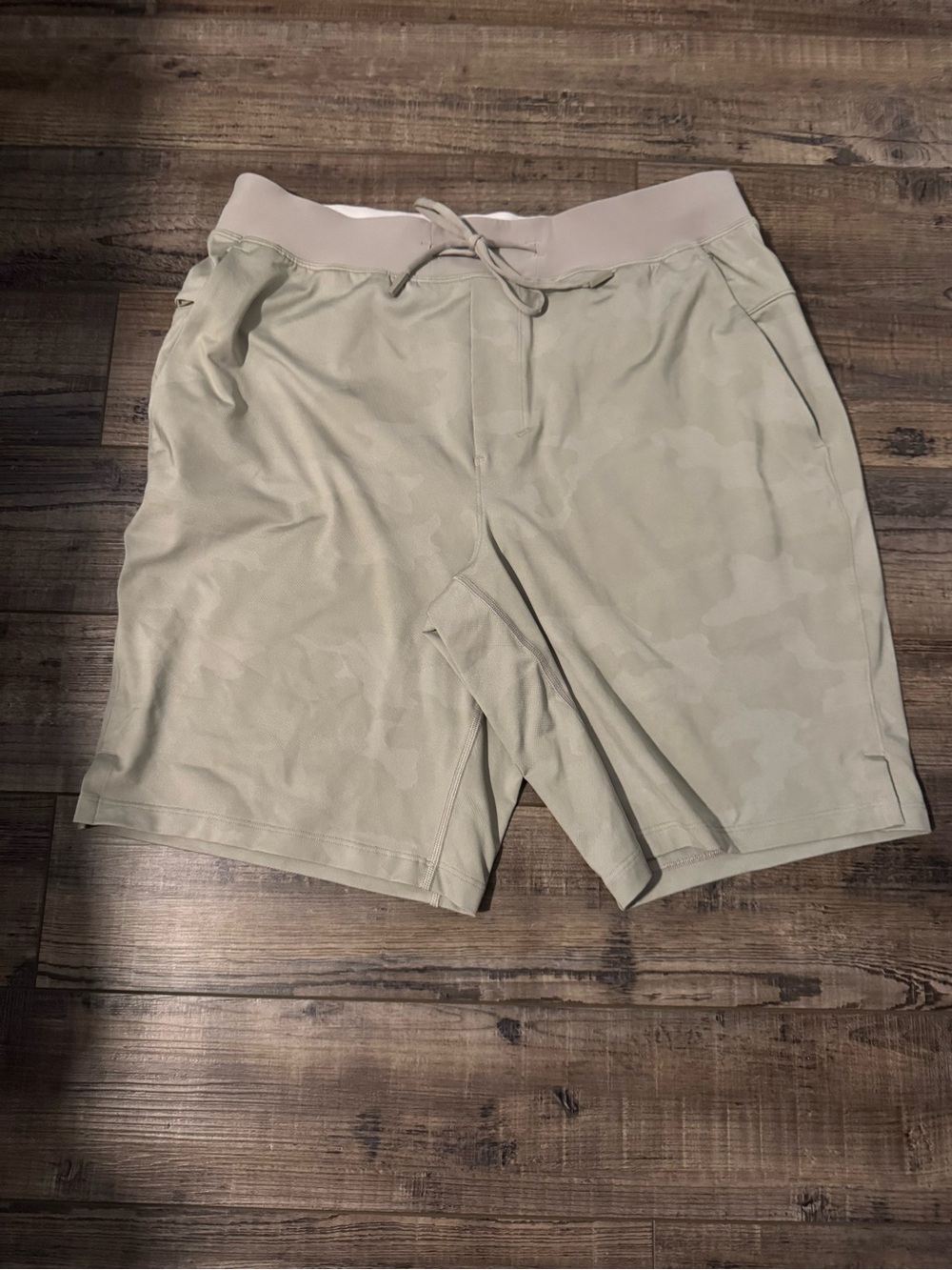 lululemon athletica Men's Light Sage Camo Athletic Shorts